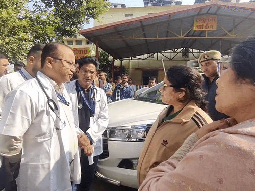 डीएम ने कहा- काम को लेकर कोई दबाव नहीं था। पारिवारिक तनाव में जहर खाया। पत्नी की ही भूमिका संदिग्ध लग रही।