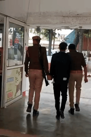 पुलिस ने आरोपी युवक को थाने के हवालात में डाल दिया है।