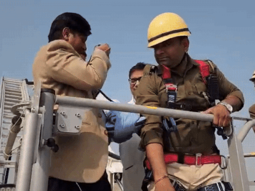 पीडियाट्रिक बिल्डिंग के चौथे मंजिल पर फंसे बच्चे को एयरलिफ्ट कर रेस्क्यू किया गया। रेस्क्यू में 20 से 25 मिनट का समय लगा।