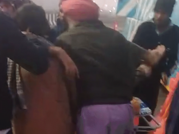 लोगों ने घायलों को बस से निकाला और फिर एम्बुलेंस से हॉस्पिटल पहुंचाया गया।