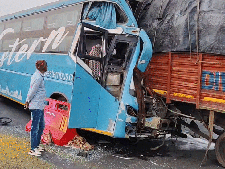 तेज रफ्तार बस ने खड़े ट्रक में पीछे से टक्कर मार दी। ट्रक के पिछले हिस्से में घुसा हुआ बस का आगे का हिस्सा।