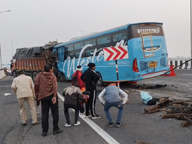 ट्रक में घुसी बस को क्रेन की मदद से खींचकर अलग किया गया।