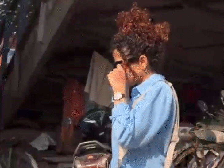 हॉस्पिटल के भीतर जाते बहन पलक।