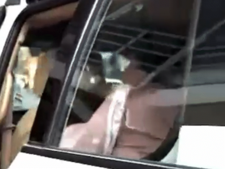 पलाश की मां भी हॉस्पिटल से निकलते दिखाई दी।