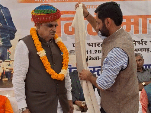 कार्यक्रम के दौरान जिला खेल अधिकारी ने माला और शॉल ओढ़ाकर मंत्री का स्वागत किया।