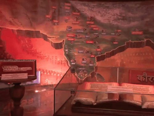 अनुभव केंद्र में लगी महाभारत की कहानियां।