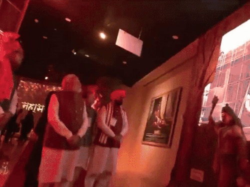 पीएम मोदी ने अनुभव केंद्र में महाभारत की कहानियां देखीं।