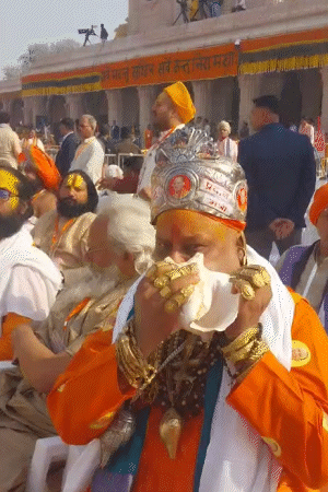 साधु-संतों ने शंख बजाकर पीएम मोदी का वेलकम किया।