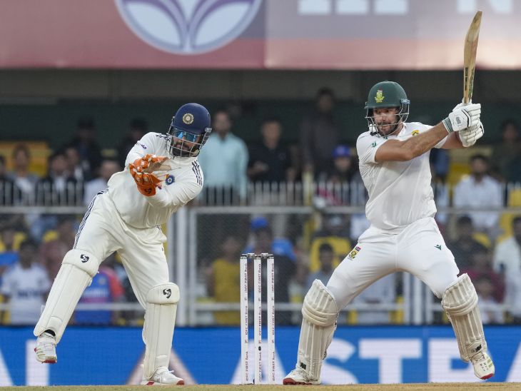 ऐडन मार्करम ने रायन रिकेल्टन के साथ फिफ्टी पार्टनरशिप की।