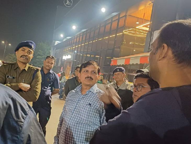 पिछले सप्ताह की गई कार्रवाई में चेकिंग में चार स्कूल वाहन और एक बस बिना परमिट और फिटनेस पाए गए, जिन्हें मौके पर ही जब्त कर लिया गया।