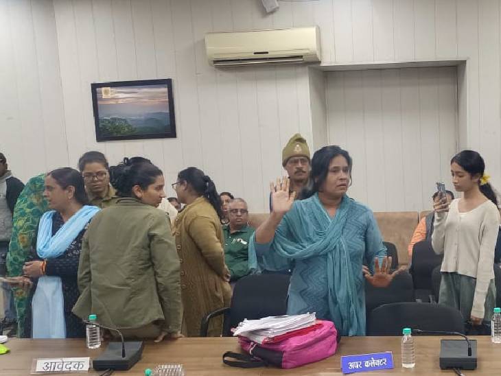 जनसुनवाई में अपनी बेटी के साथ पहुंची थी महिला।