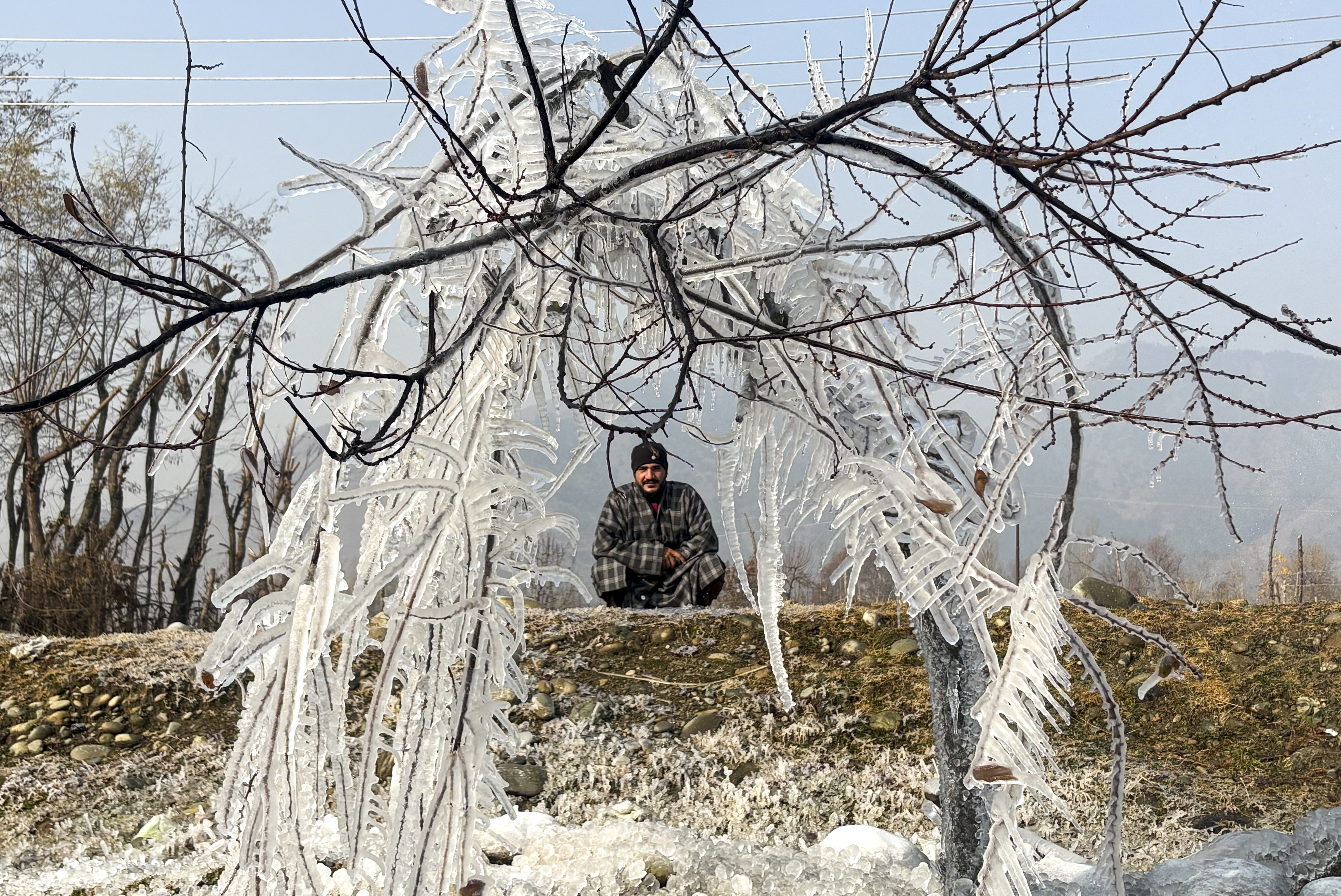 पहलगाम में न्यूनतम तापमान शून्य से 4 डिग्री सेल्सियस दर्ज किया गया है।