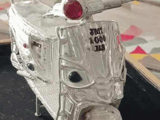 एक श्रद्धालु ने चांदी का स्कूटर चढ़ावे में अर्पित किया। यह आकर्षण का केंद्र रहा था।