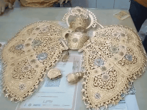 पिछले दिनों श्रीसांवलियाजी को स्वर्णाभूषण श्रृंगार सेट दान में मिला था।