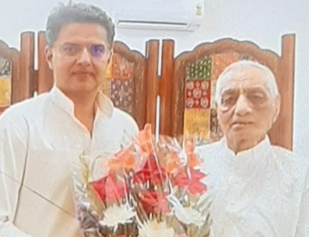 पूर्व जिलाध्यक्ष अंसारी की आईडी पर कवर फोटो, जिसमें वे पूर्व उप मुख्यमंत्री सचिन पायलट के साथ खड़े नजर आ रहे हैं।