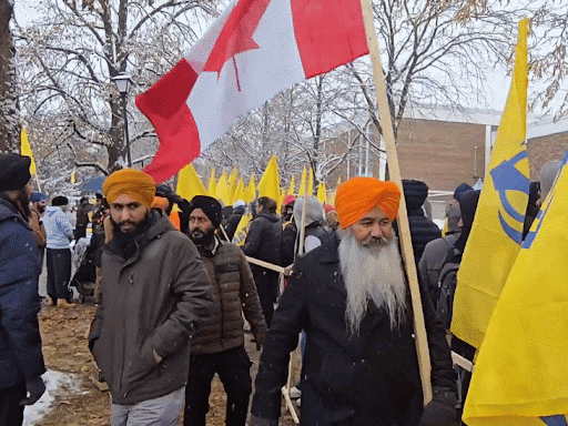 ओटावा में रविवार को हजारों खालिस्तानी समर्थकों ने पीले झंडे लहराए।