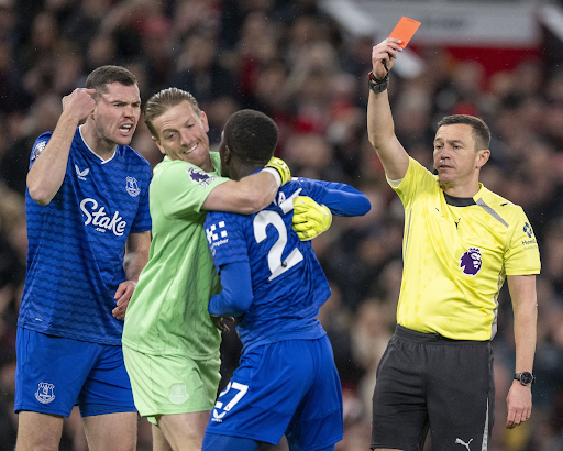 इद्रिसा गुएये ने अपने ही साथी को थप्पड़ मार दिया। जिसके बाद उन्हेंरेड कार्ड दिखाया गया।