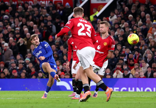 29वें मिनट में किर्नन ड्यूस्बरी-हॉल ने गोल कर एवर्टन को 1-0 से जीत दिलाई।