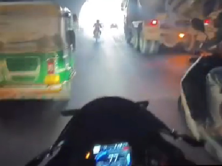 23 नवंबर को जयपुर के ट्रांसपोर्ट नगर स्थित टनल में हुए हादसे के समय बाइक की रफ्तार 77 किलोमीटर प्रति घंटा थी। इस दुर्घटना में दो दोस्तों की जान चली गई थी।