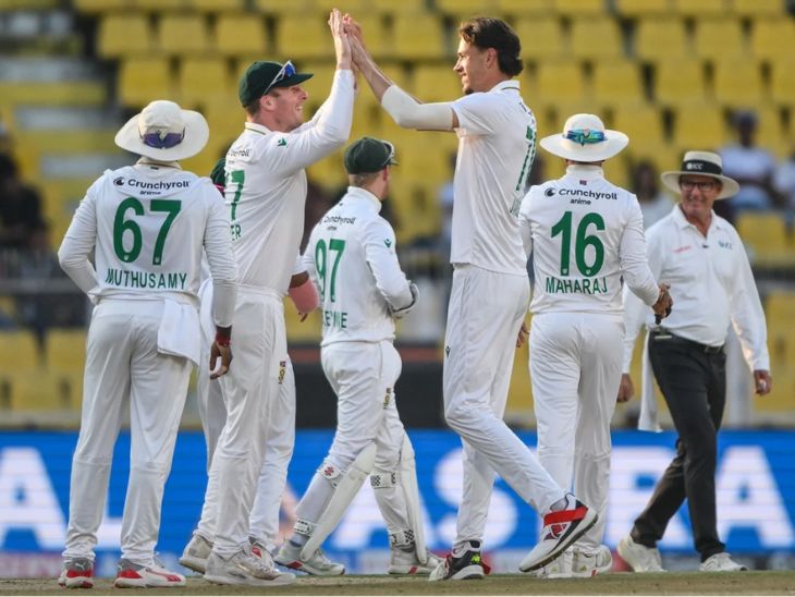 यशस्वी जायसवाल के विकेट के बाद सेलिब्रेट करते साउथ अफ्रीका के खिलाड़ी।