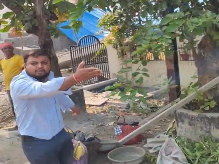 मकान मालिक, किराएदार और अन्य लोगों ने आयुक्त पर लगाए घूस लेने के आरोप।