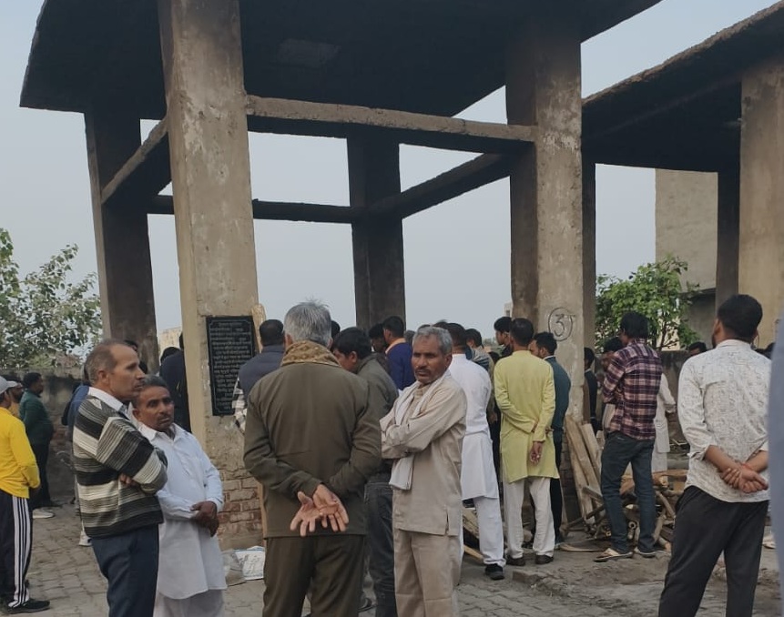 बहादुरगढ़ के लाइन पार स्थित श्मशान घाट में अंतिम संस्कार के दौरान गमगीन अमन के परिजन।