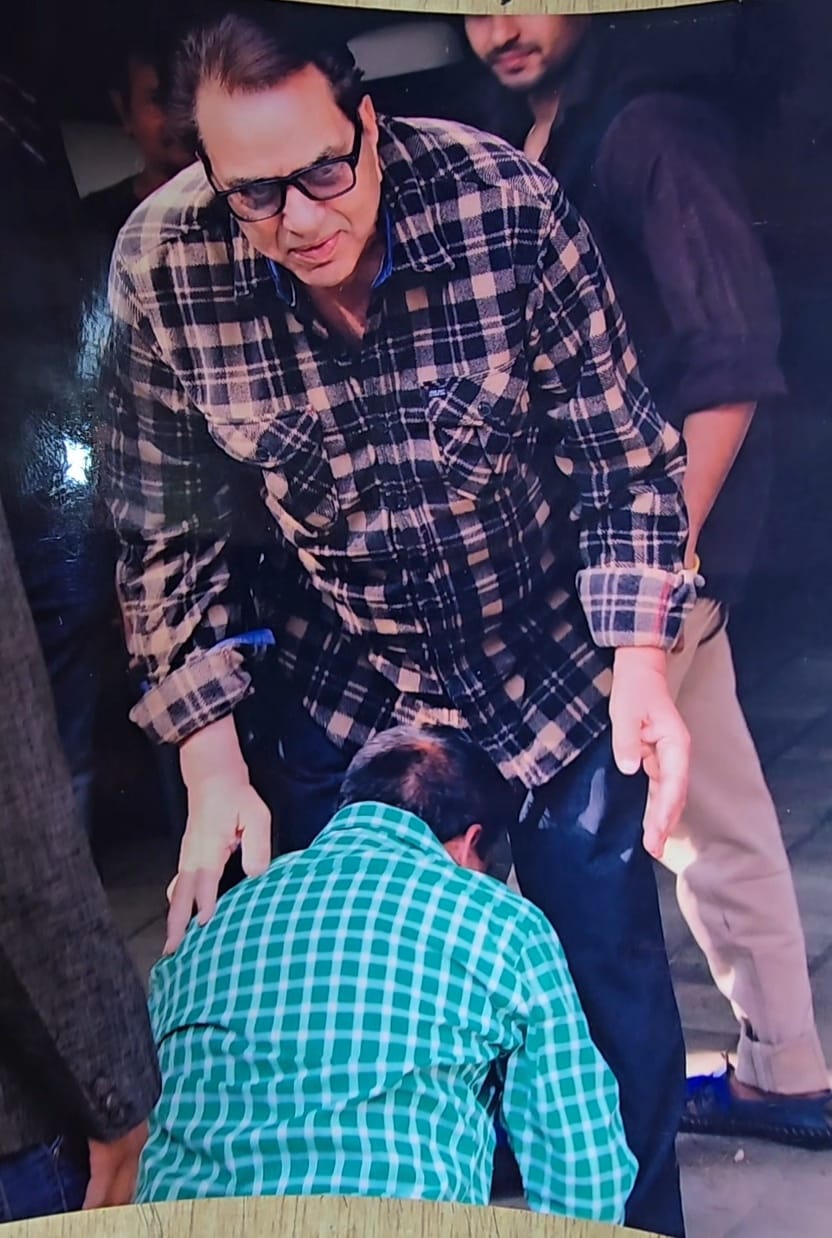 साल 2012 में पेंटर जब पहली धर्मेंद्र से मिले तो उन्होंने उनके पैर छूए।