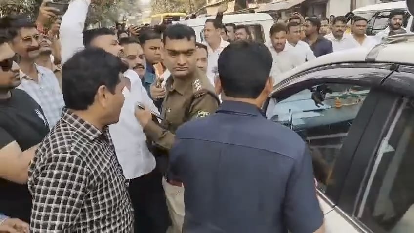 किरण देव साय के पास पहुंचे प्रदर्शनकारियों को हटाती दुर्ग पुलिस।