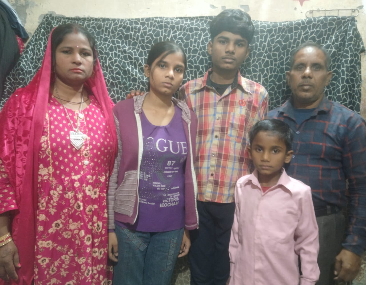 पेंटर धर्मेंद्र की परिवार के साथ फाइल फोटो। चेक शर्ट में हीमेंद्र है, जिसका धर्मेंद्र ने नामकरण किया था।