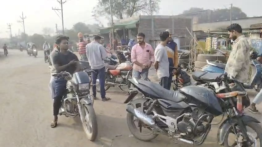 घटना स्थल पर जमा लोगों की भीड़।