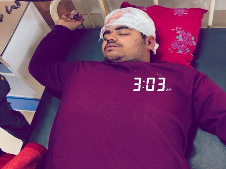 हॉस्पिटल में भर्ती कराया गया घायल युवक