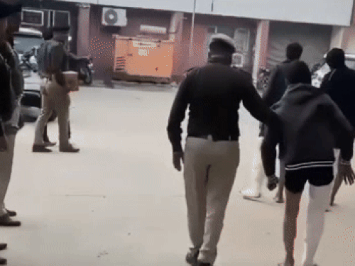 सदर थाने में आरोपियों को लेकर जाती पुलिस।