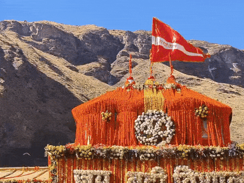 मंदिर के शीर्ष पर लहराता धव्ज।