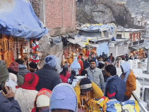 लगातार पहुंच रहे भक्त, सुबह होते ही भक्तों की संख्या बढ़ी है।