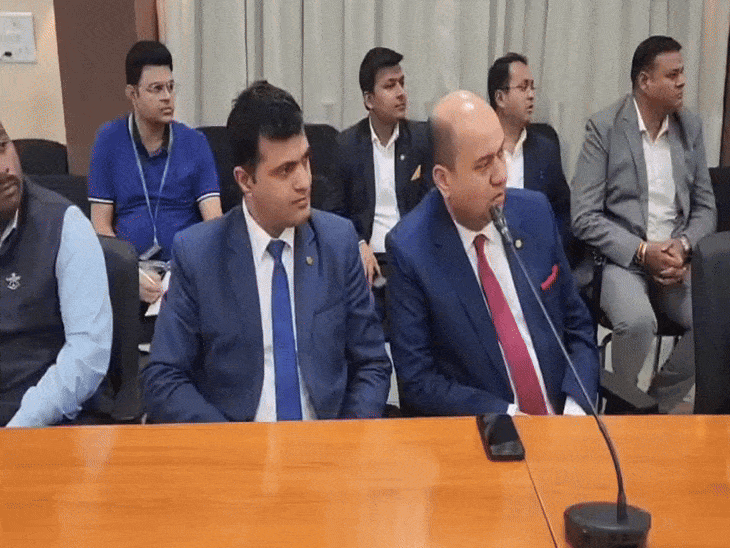 मीटिंग में बड़ी संख्या में एजेंट्स व प्रबंधक शामिल हुए।