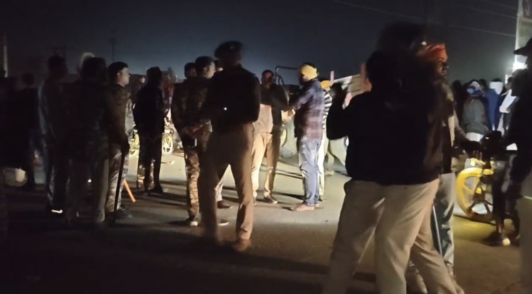 मौके पर पुलिस बल और प्रशासनिक अधिकारियों ने पहुंचकर लोगों को समझाइश दी।