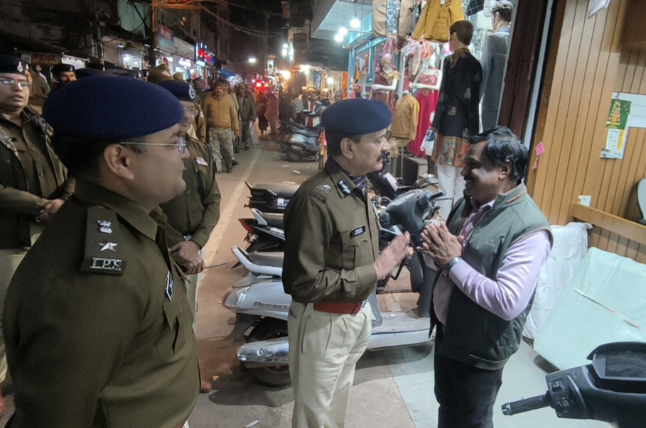 आईजी ने बाजार में व्यापारियों से भी चर्चा की।