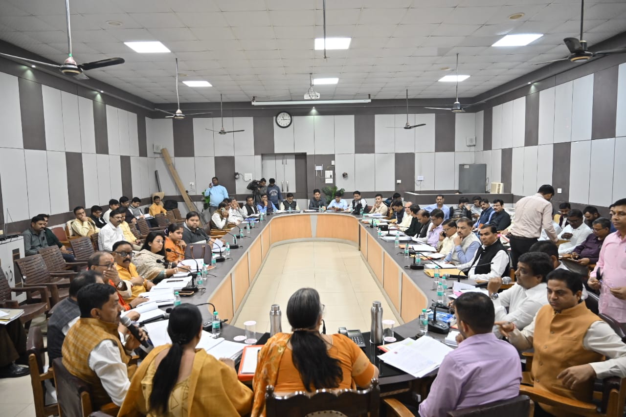 नगर निगम में कार्यकारिणी बैठक के दौरान मेयर, पार्षद और अधिकारी।