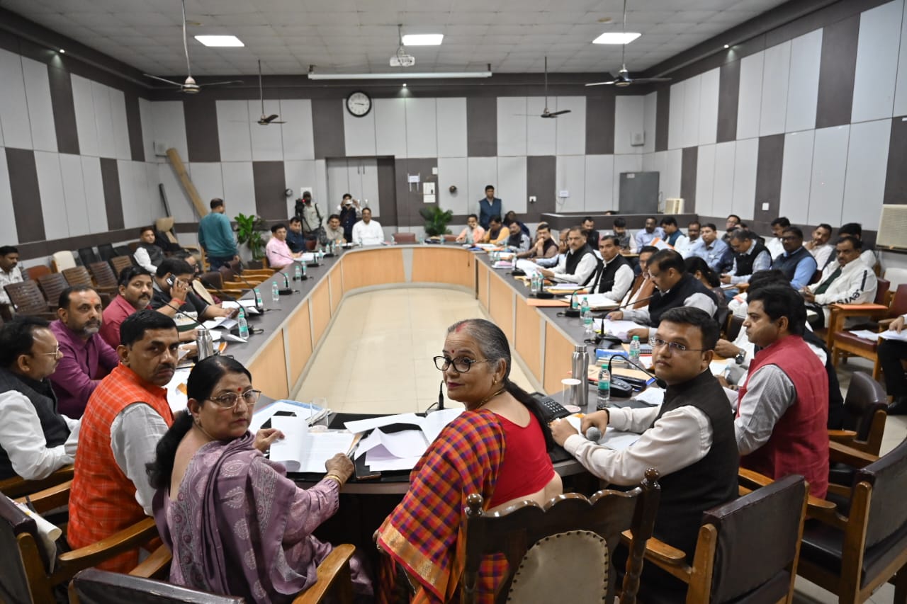 नगर निगम में बैठक के दौरान मेयर, नगर आयुक्त और अन्य।