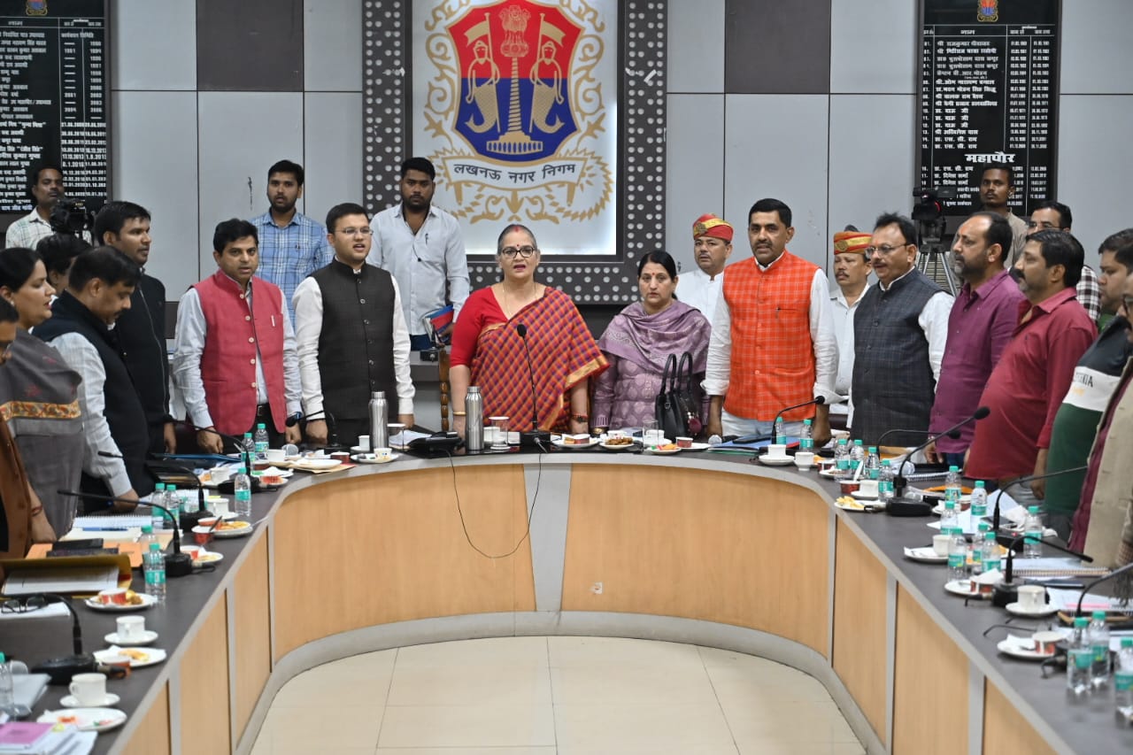 लखनऊ नगर निगम में बैठक के दौरान मेयर सुषमा खर्कवाल और अन्य।