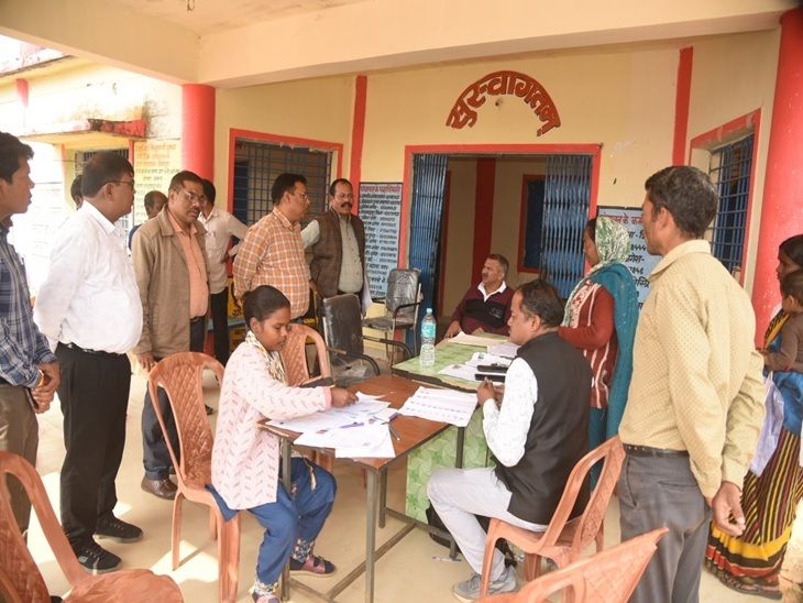 SIR काम में लापरवाही के आरोप में शिक्षक और रोजगार सहायक निलंबित