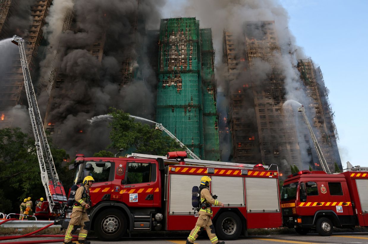 आग इमारतों के बाहर लगे बांस के बंदों (स्कैफोल्डिंग) के जरिए तेजी से फैल गई। मौके पर दमकल की कई गाड़ियां और बचाव दल पहुंचकर आग बुझाने और लोगों को सुरक्षित निकालने में जुटे हैं।