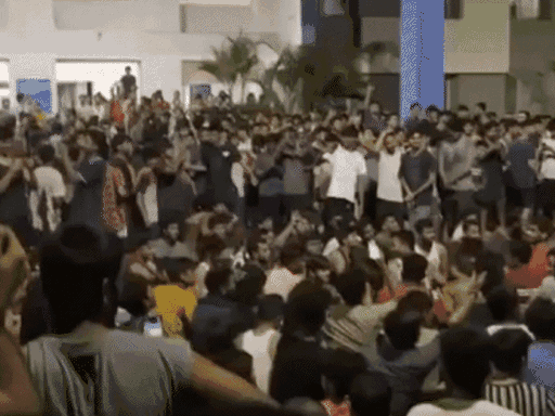 आधी रात को छात्रों ने कैंपस में हंगामा किया।