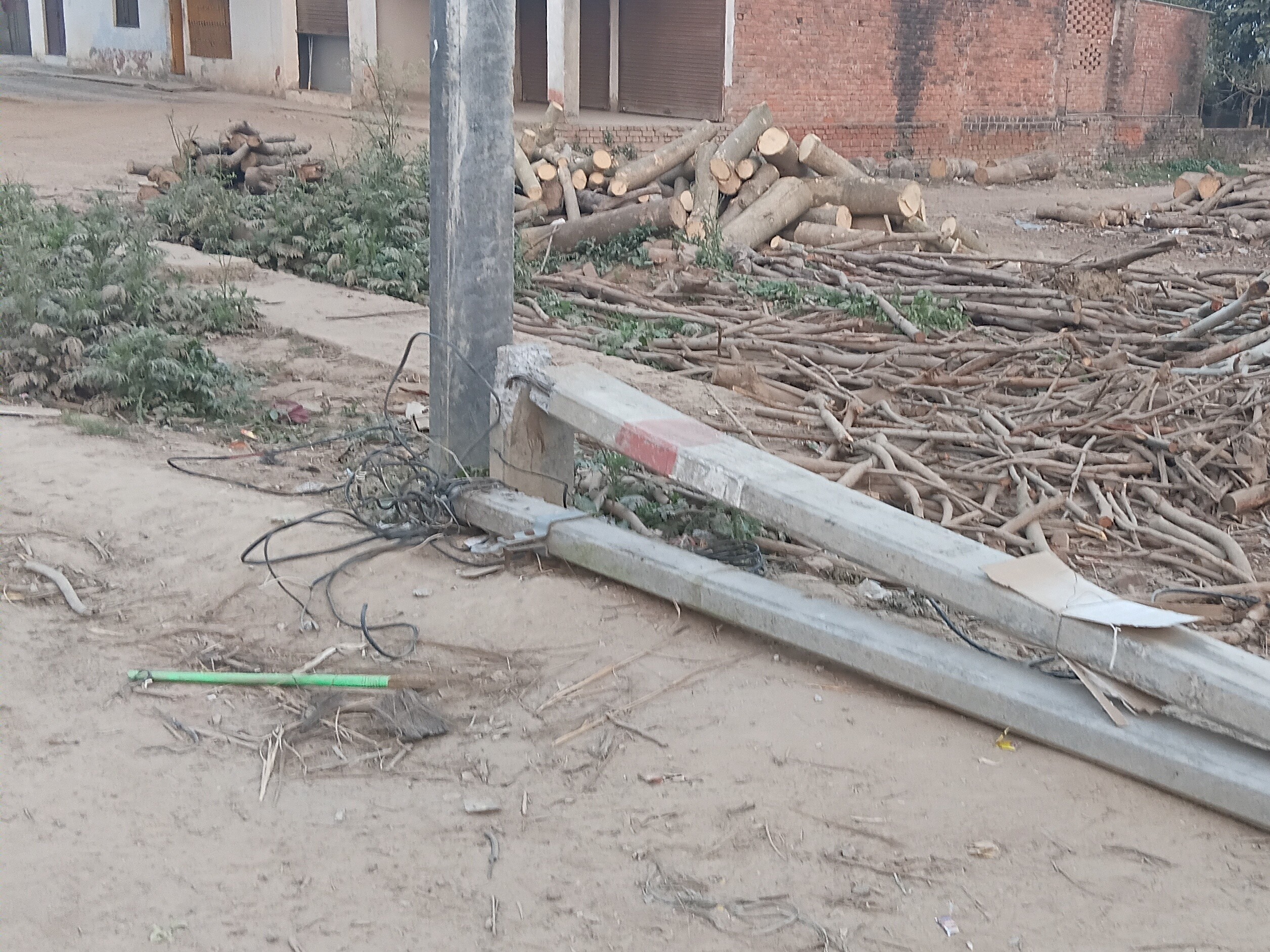 Dilapidated electricity poles replaced in Barabanki | बाराबंकी में ...