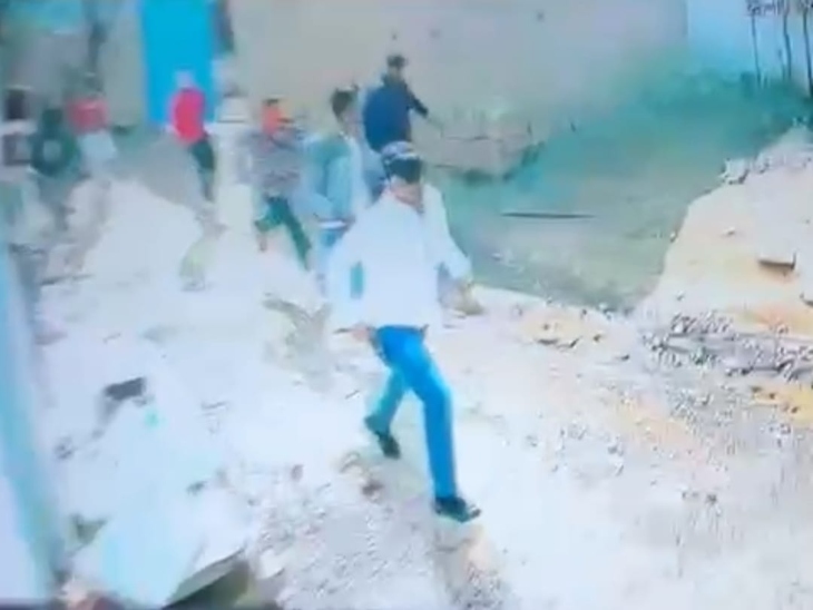 हमला व फायरिंग के बाद भागते हमलावर।