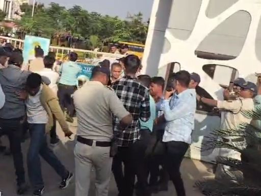 छात्राओं का अश्लील वीडियो सामने आने के बाद हंगामा हुआ था।