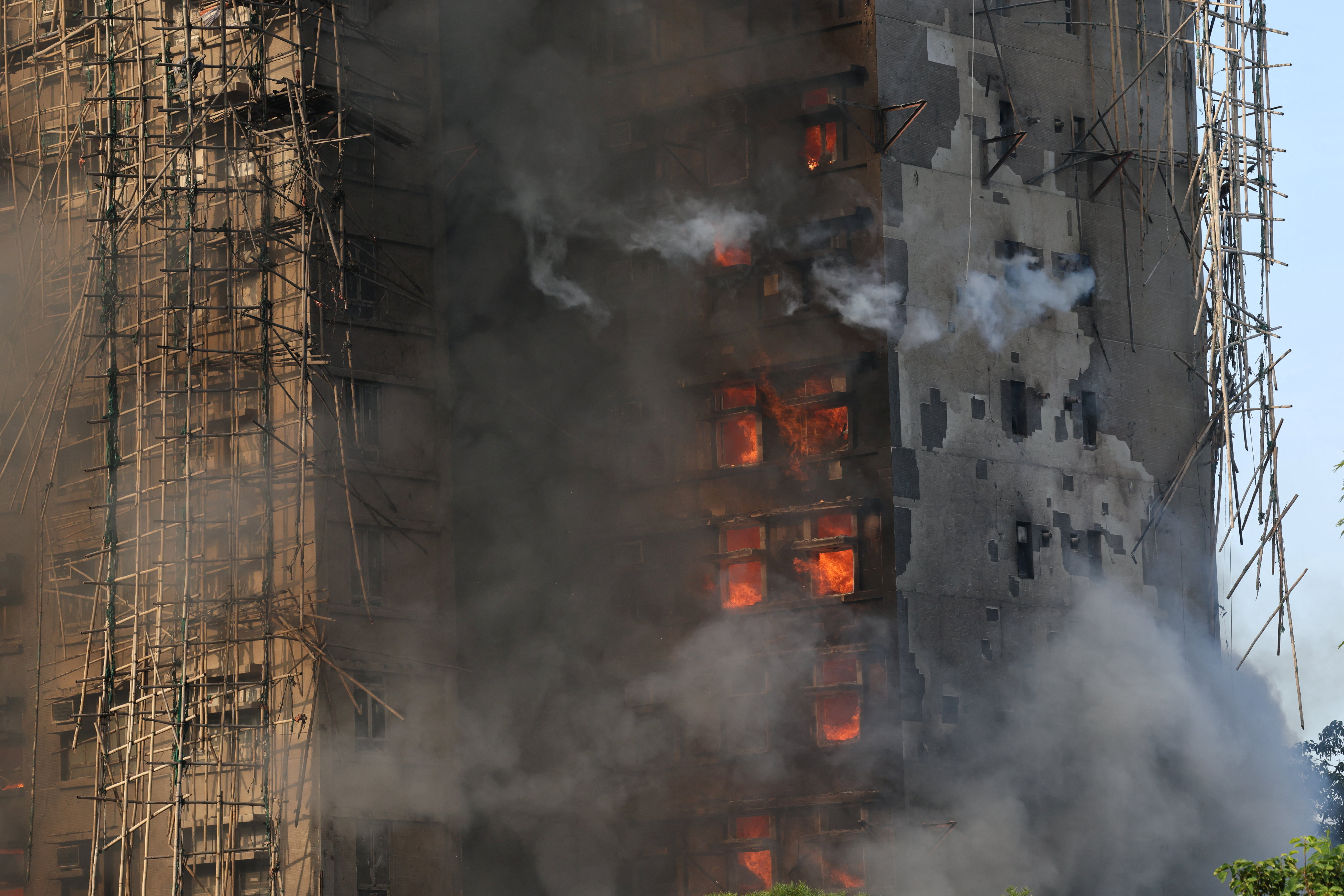 फिलहाल आग लगने के कारणों की पक्की जानकारी नहीं है। हालांकि माना जा रहा है कि आग इमारतों के बाहर लगी बांस की स्कैफोल्डिंग (मचान) के जरिए तेजी से फैल गई।