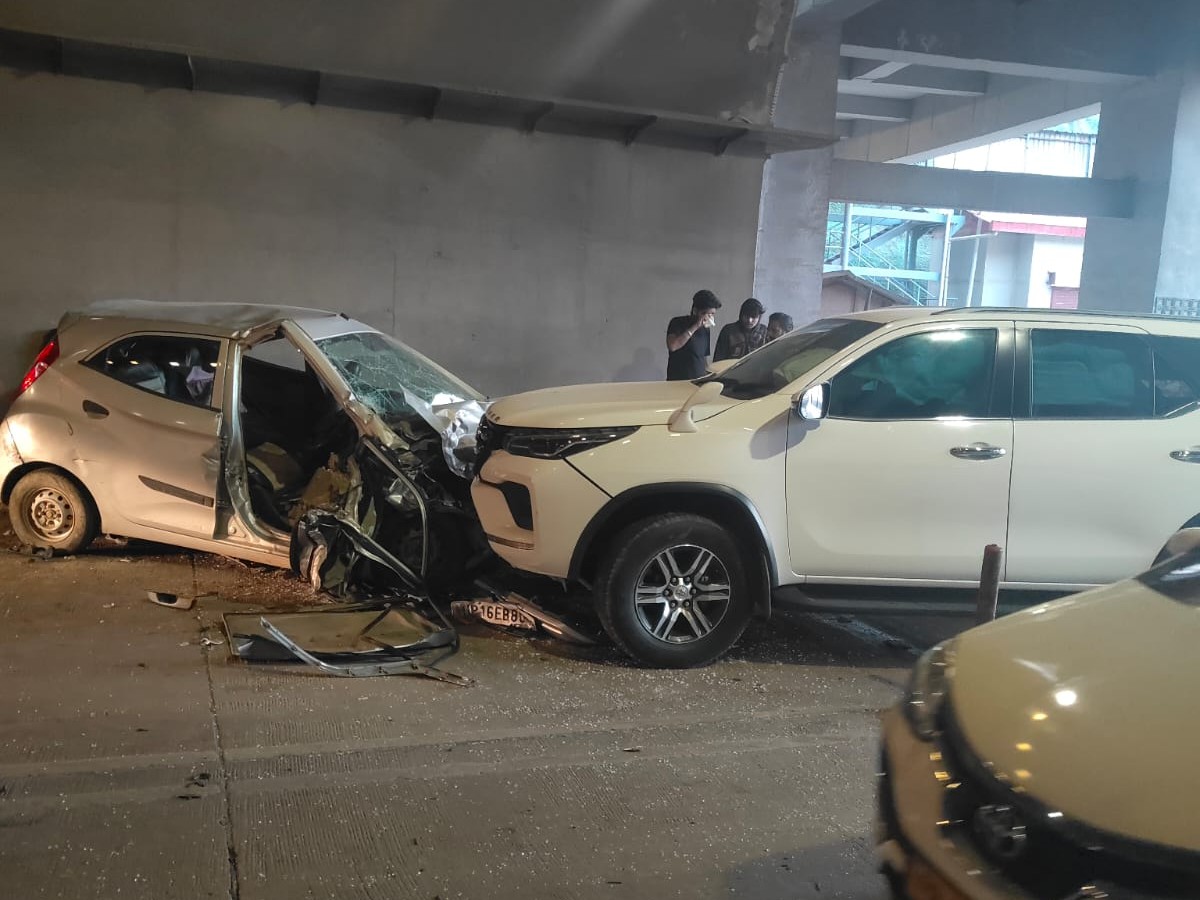 टनल में हादसे के बाद कारों के हालात