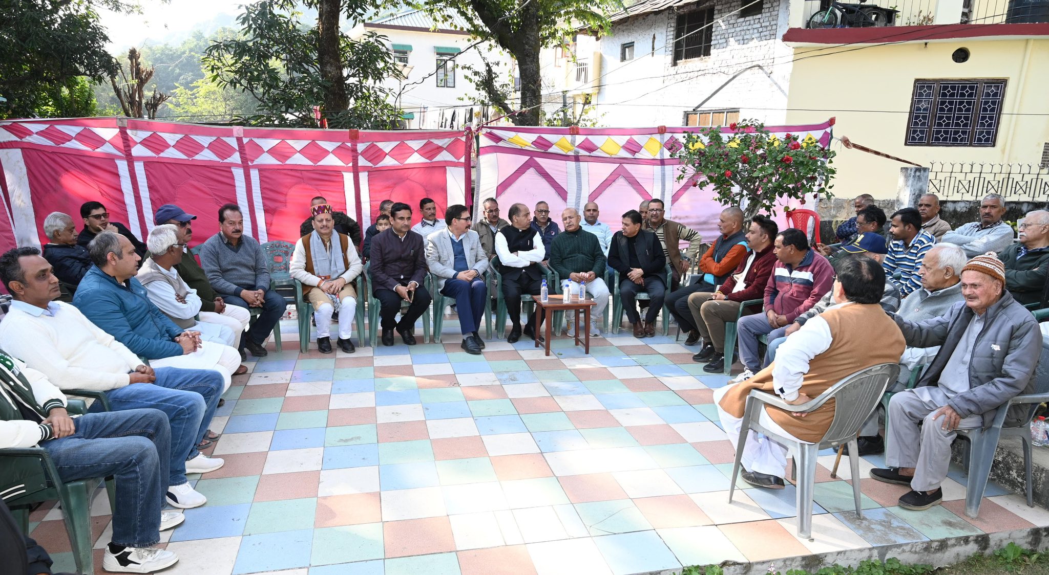 विधानसभा सत्र के दौरान दोपहर के वक्त भाजपा विधायक भी नेता प्रतिपक्ष की अगुआई में शहीद विंग कमांडर नमांश स्याल के घर पहुंचे।