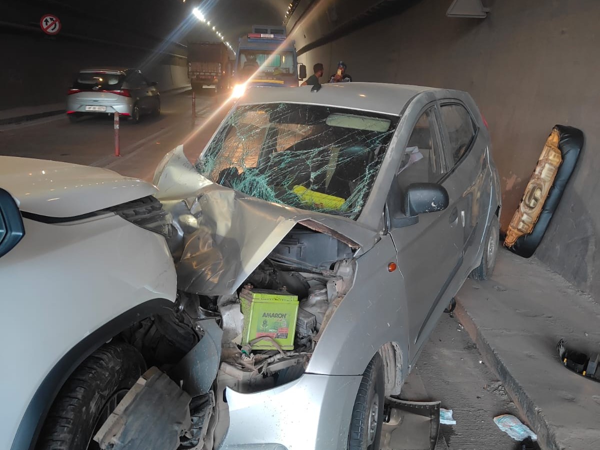 ऐसे टकराईं दो कारें